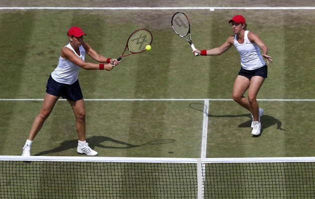 Liezel Huberová (vlevo) a Lisa Raymondová v utkání proti českému páru Hlaváčková, Hradecká.