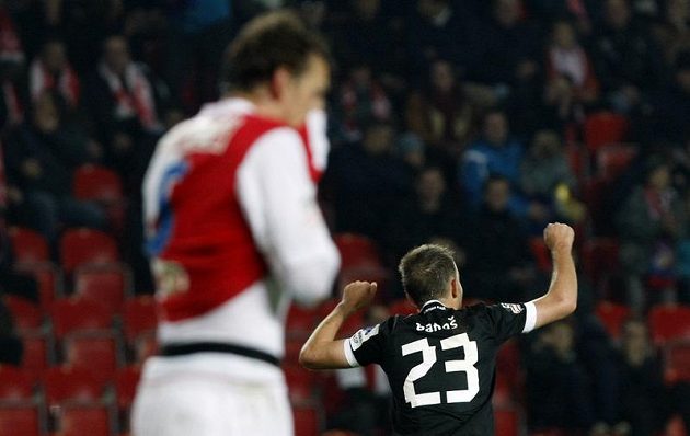Plzeňský Marek Bakoš se raduje z vedoucího gólu, který si sám vstřelil slávista Hubáček.