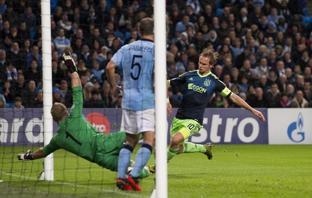 Siem de Jong z Ajaxu překonává gólmana Manchesteru City Joea Harta v utkání Ligy mistrů.