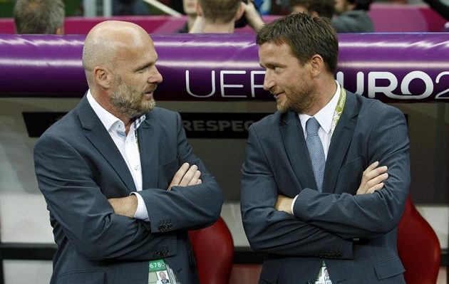 Trenér české fotbalové reprezentace Michal Bílek (vlevo) s manažerem národního týmu Vladimírem Šmicrem
