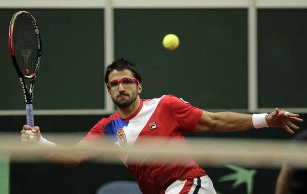 Srb Janko Tipsarevič během utkání s Tomášem Berdychem ve čtvrtfinále Davis Cupu