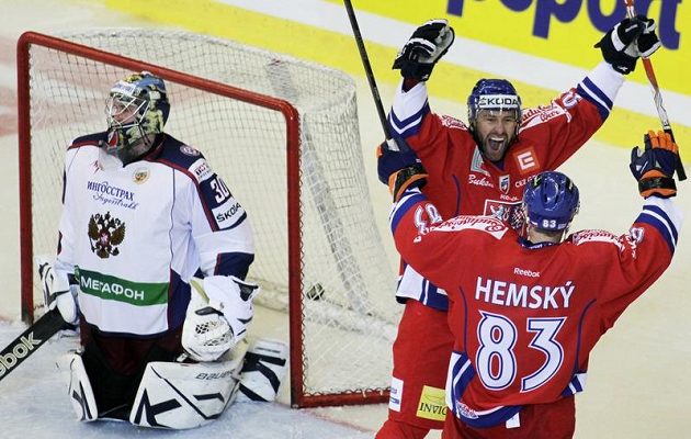 Petr Nedvěd oslavuje svůj gól proti Rusku do sítě brankáře Barulina se spoluhráčem Alešem Hemským.