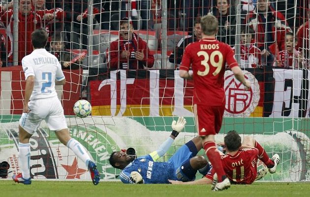 Útočník Bayernu Mnichov Ivica Olič (vpravo) střílí gól do sítě Olympique Marseille.