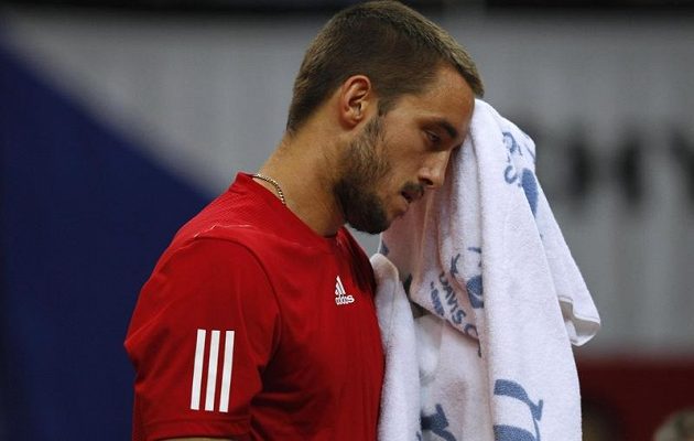 Viktor Troicki se utírá do ručníku. Odpověď na hru proti Tomáši Berdychovi hledal marně.