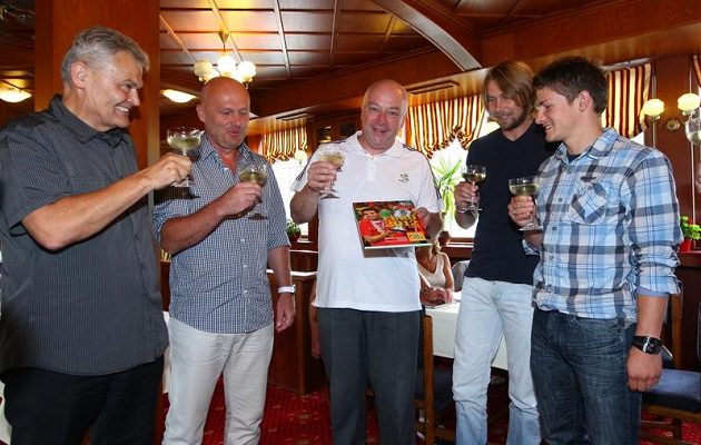 Slavnostní přípitek u příležitosti křestu knihy Karla Felta o Euru 2012. Zleva tiskový mluvčí Jaroslav Kolář, trenér národního týmu Michal Bílek, autor Karel Felt a fotbalisté Jaroslav Plašil a Václav Pilař.
