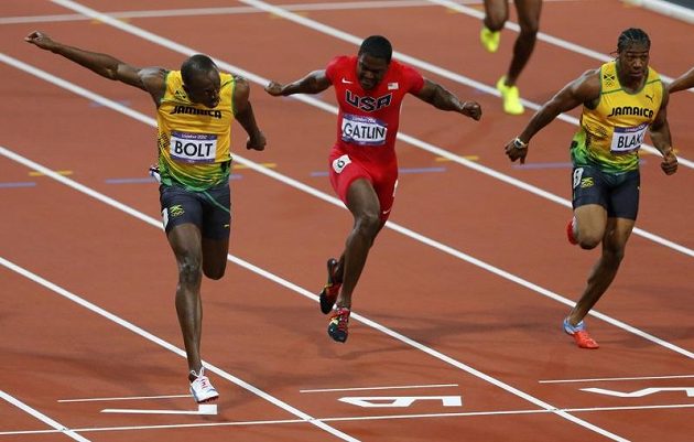 Usain Bolt (vlevo) probíhá jako první cílem londýnské stovky. Uprostřed bronzový Justin Gatlin, vpravo stříbrný Yohan Blake.