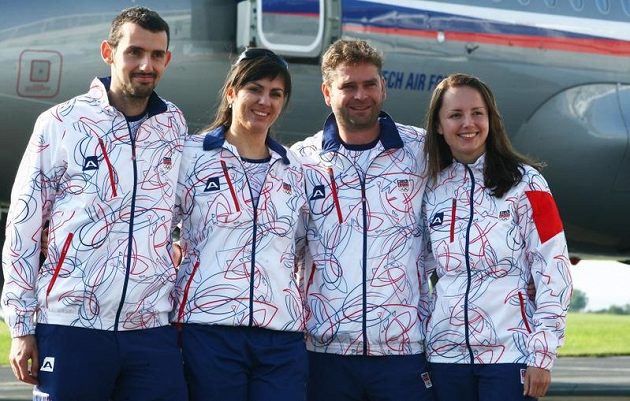 Střelci (zleva) Martin Podhráský, Lenka Marušková, Martin Strnad a Adéla Sýkorová při odletu na olympijské hry v Londýně.