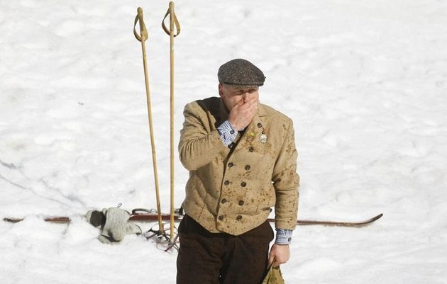 Lyžař Didier Cuche se rozloučil s kariérou v retro lyžařském oblečení a na dřevěných lyžích.