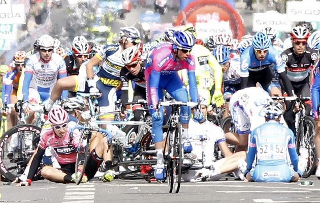 Taylor Phinney (na zemi vlevo) po karambolu při dojezdu pondělní etapy Gira d´Italia.
