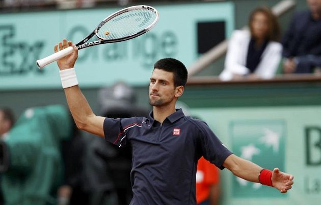 Je to marný, je to marný, jako by si říkal Srb Novak Djokovič v prvních dvou setech finále French Open proti antukovému králi Rafaelu Nadalovi