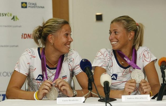 Stříbrné olympijské deblistky Lucie Hradecká (vlevo) a Andrea Hlaváčková na tiskové konferenci po příletu z Londýna