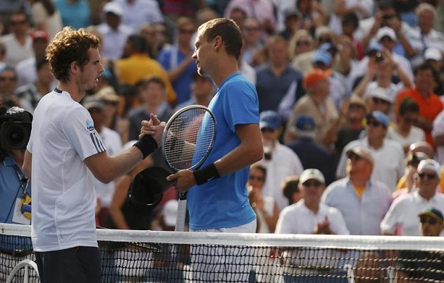 Andy Murray a Tomáš Berdych si podávají ruce po semifinále US Open, v němž zvítězil britský tenista.