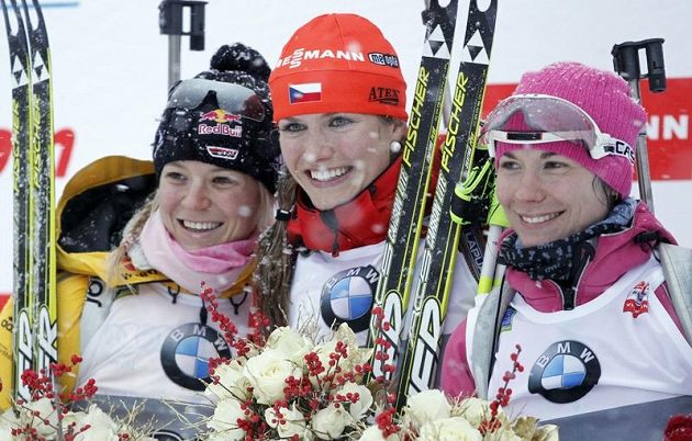Na stupních vítězů: zleva stříbrná Němka Miriam Gössnerová, vítězná Gabriela Soukalová a vpravo třetí Naděžda Skardinová z Běloruska