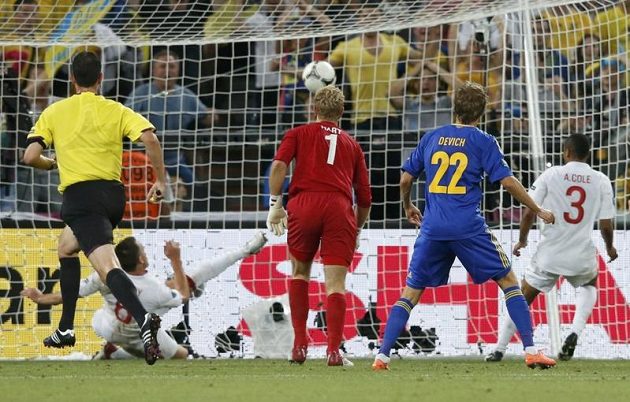 Sporný okamžik: stoper John Terry vykopává ve skluzu míč z opuštěné anglické branky. Míč už ale zřejmě přešel celým svým objemem brankovou čáru.