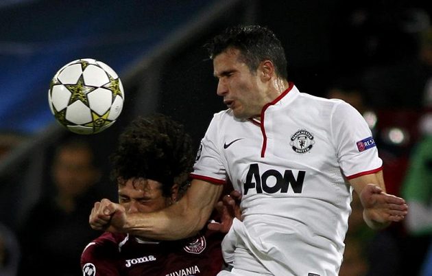 Robin van Persie (vpravo) pomohl Manchesteru United k výhře nad Kluží dvěma trefami