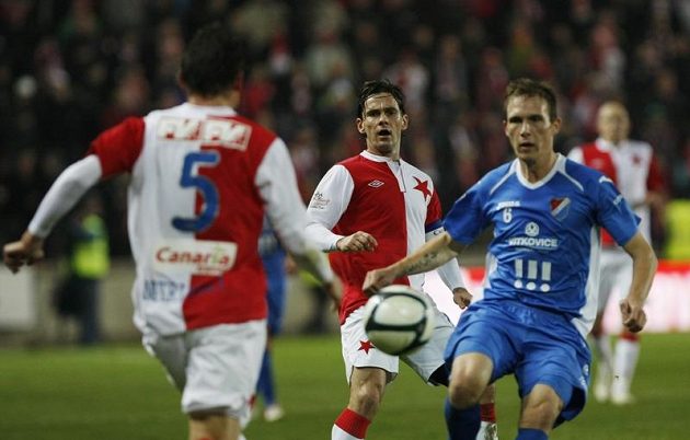 Obránce Slavie Milan Nitrianský a ostravský Lukáš Droppa bojují o míč. Uprostřed přihlíží Karol Kisel.