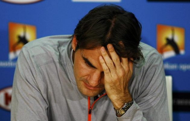Po dalším grandslamovém triumfu toužil i veterán Roger Federer. V pětisetové semifinálové bitvě však nestačil na Andyho Murrayho a po porážce neskrýval zklamání.