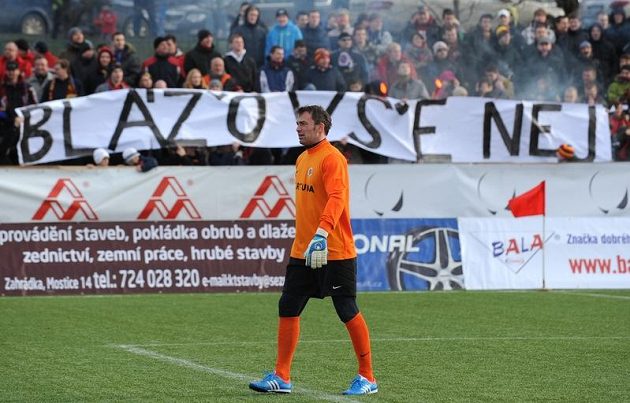 Fanoušci gratulují prostřednictvím transparentu brankáři Sparty Jaromíru Blažkovi k 40. narozeninám.