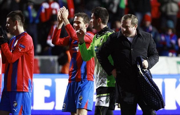 Dojatý Pavel Vrba se svetrem se soby a vločkami, který dostal od Pavla Horvátha.