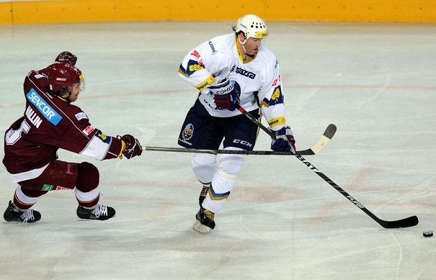 Ari Vallin ze Sparty (vlevo) se snaží připravit o puk kladenského Jaromíra Jágra.