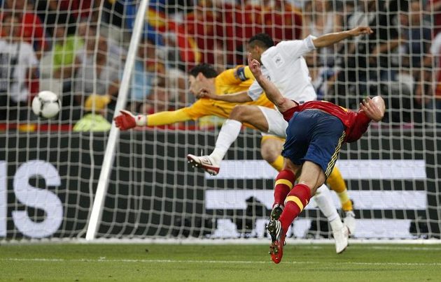 Xabi Alonso (vpravo) střílí úvodní gól španělského výběru ve čtvrtfinále ME proti Francii