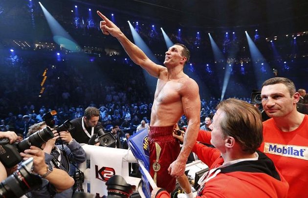 Ukrajinský boxer Vladimir Kličko oslavuje vítězství nad Polákem Mariuszem Wachem.