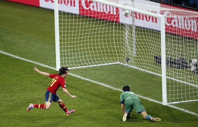 Španěl David Silva (vlevo) překonává italského gólmana Gianluigi Buffona ve finále ME v Kyjevě.