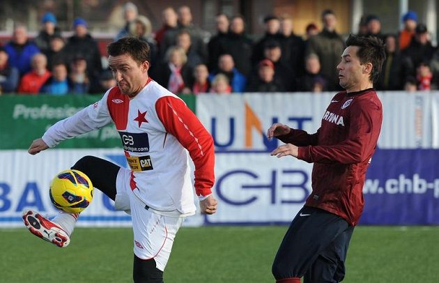Vladimír Šmicer (vlevo) ze Slavie si zpracovává míč při Silvestrovském derby pražských "S". Přihlíží Miroslav Baranek ze Sparty.