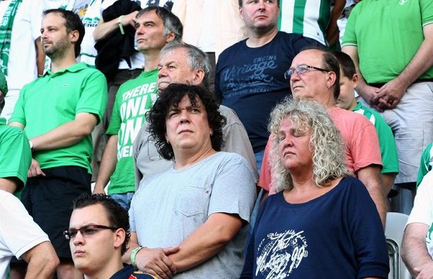 Známí příznivci přišli podpořit do "Ďolíčku" svůj tým Bohemians 1905 - herec Ivan Trojan (vlevo nahoře), bavič a moderátor Karel Šíp (dole uprostřed) a frontman skupiny Olympik Petr Janda (vpravo dole), ještě pod nimi Richard Genzer.