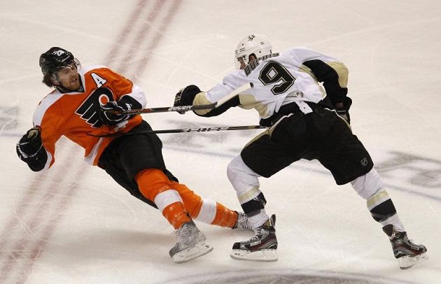 Pascal Dupuis z Pittsburghu v souboji s útočníkem Philadelphie Claudem Girouxem.