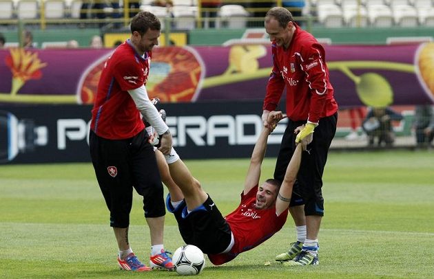 Jan Rezek a brankáři Jan Laštůvka a Jaroslav Drobný na tréninku českého týmu po zápase s Řeckem