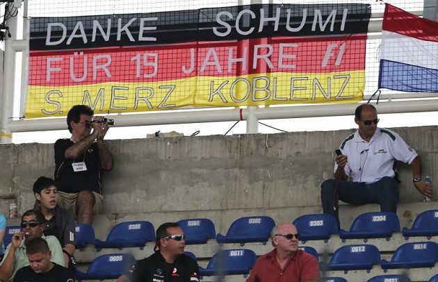 "Díky, Schumi, za 19 let v F1", hlásá transparent. Fanoušci formule 1 se loučili s odcházejícím sedminásobným světovým šampiónem Michaelem Schumacherem