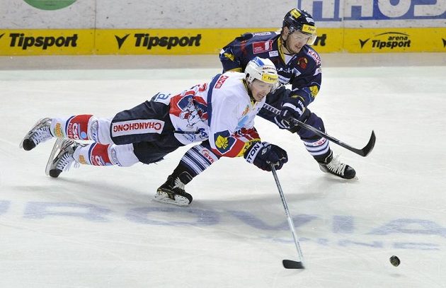 Daniel Rákos z Pardubic (vlevo) a Marin Čakajík z Liberce ve čtvrtém semifinálovém duelu.