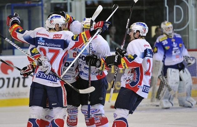 Pardubičtí hráči se radují z prvního gólu v šestém finálovém duelu, vpravo stojí smutný brněnský gólman Jiří Trvaj.
