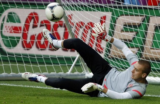 Brankář polské fotbalové reprezentace Grzegorz Sandomierski na tréninku před zápasem proti Česku