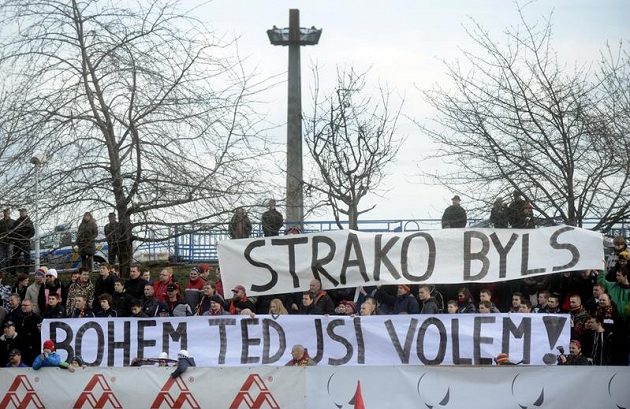 Fanoušci během Silvestrovského derby s transparentem reagujícím na angažmá Františka Straky ve Slavii.
