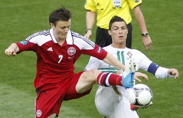Dánský obránce William Kvist (vlevo) nekompromisně vyrukoval na největší hvězdu soupeře Cristiana Ronalda