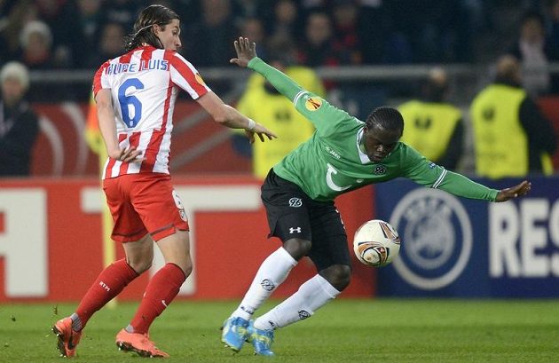 Didier Ya Konan (vpravo) z Hannoveru se snaží odpoutat od Luise Filipa z Atletika Madrid.