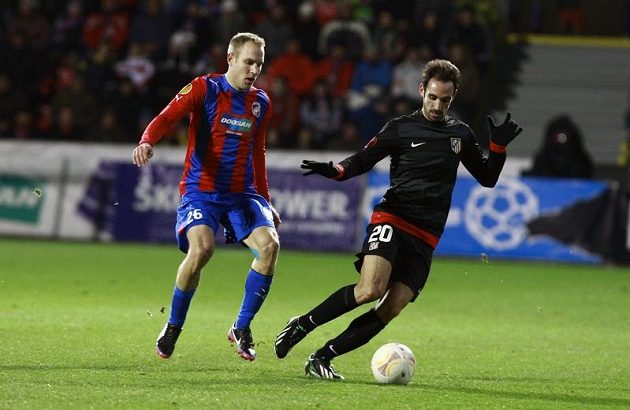 Plzeňský Daniel Kolář a Juanfran z Atlétika Madrid (vpravo) v utkání Evropské Ligy v Plzni.