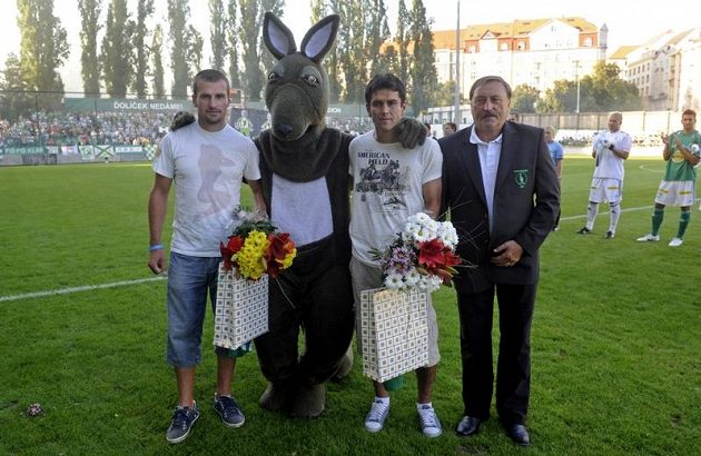 Utkání s Parmou předcházelo slavnostní rozloučení s Markem Niklem (vlevo) a Pavlem Lukášem (druhý zprava), kteří v Bohemians ukončili velmi úspěšnou kariéru. Rozloučil se snimi prezident klubu Antonín Panenka (vpravo).
