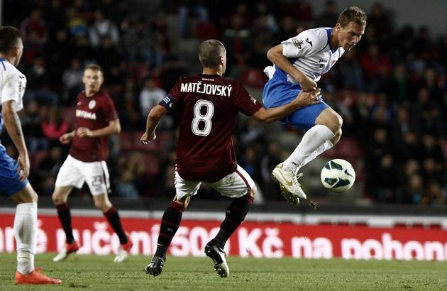 Sparťanský kapitán Marek Matějovský a ostravský fotbalista Tomáš Majtán (v bílém).