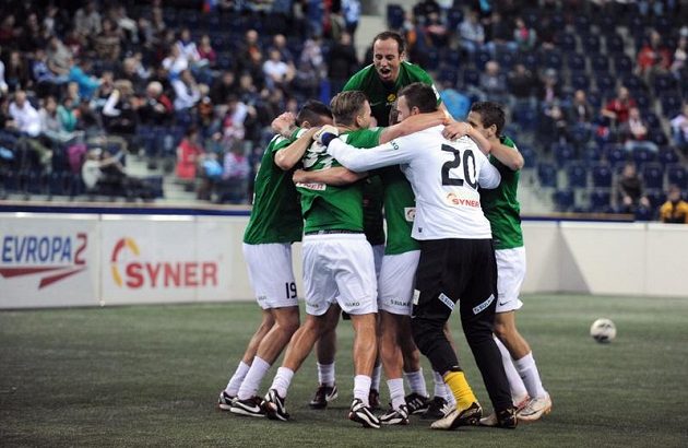 Hráči Jablonce oslavují vítězství na halovém turnaji Indoor Fotbal Cup v liberecké Tipsport areně.