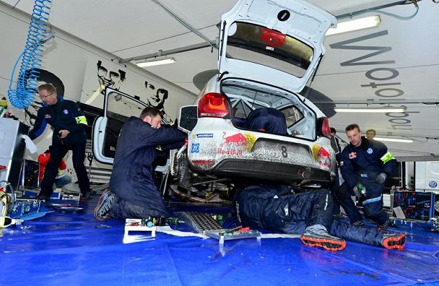 Polo WRC Sébastiena Ogiera v obležení mechaniků při jednom ze servisů během Rallye Monte Carlo 2013.