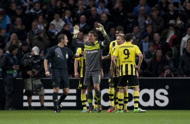 Pavel Královec v obležení fotbalistů Borussie Dortmund, kteří protestují proti jeho rozhodnutí. Český sudí se nerozpakoval a odvážně odpískal pokutový kop v samém závěru utkání.