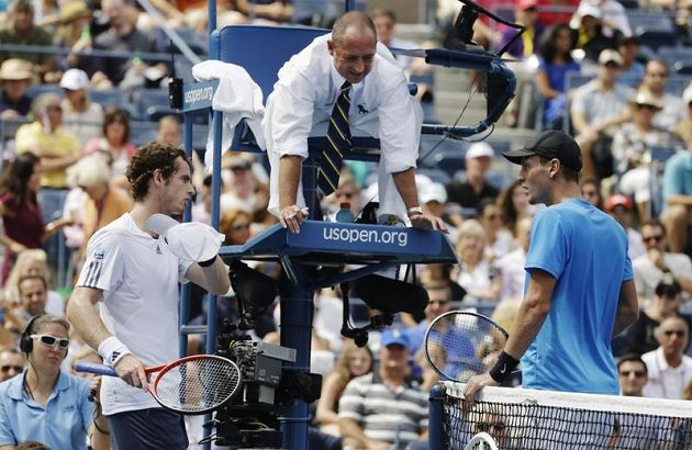 Tenisté Andy Murray a Tomáš Berdych se dohadují s rozhodčím poté, co britskému tenistovi během výměny v semifinále US Open spadla čepice.