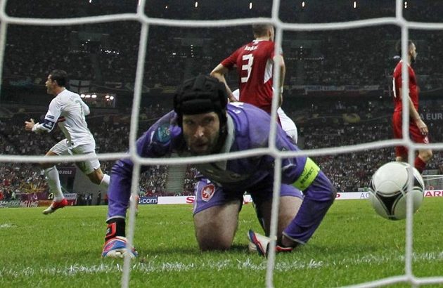 Slibovaný kousek Ronalda je tady. Petr Čech bezmocně hledí na balón, který za jeho záda poslal právě nagelovaný ostrostřelec. Rozhodující okamžik čtvrtfinále.