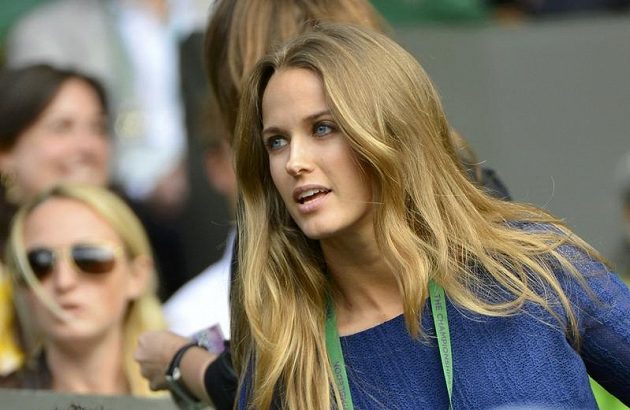 Andymu Murraymu v hledišti Centrálního dvorce ve Wimbledonu držela palce i jeho přítelkyně Kim Searsová