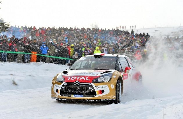 Sébastien Loeb s Citroënem DS3 WRC na trati Rallye Monte Carlo 2013. Na výkon devítinásobného světového šampióna se k trati přišly podívat desetitisíce fanoušků.