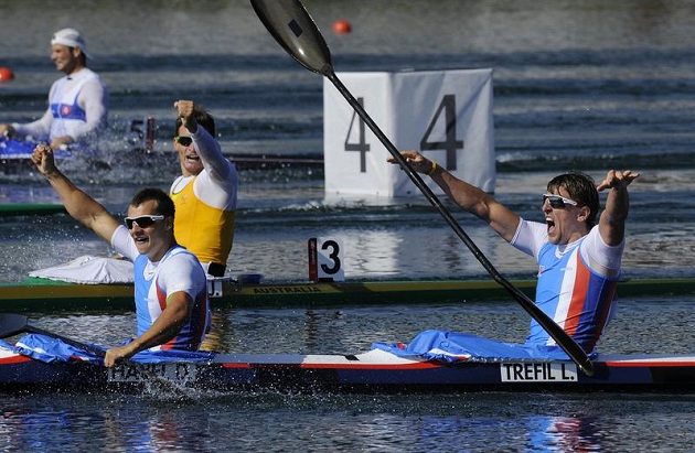 Ruce nad hlavou, bronz je doma! První dva muži čtyřkajaku Daniel Havel (vpředu vlevo) a Lukáš Trefil oslavují zisk olympijské medaile.