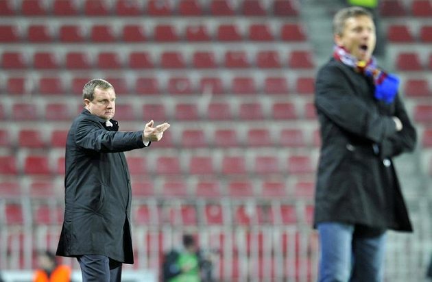 Plzeňský trenér Pavel Vrba (vzadu) mohl být na Letné spokojen, za to domácí kouč Martin Hašek musel překousnout prohru.
